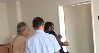 Kadın müdür yardımcısının odasının kapısını kırdıran okul müdürü açığa alındı