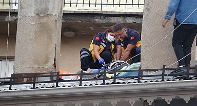 Kalp krizi geçiren kişiye sağlıkçı ve itfaiyenin müdahalesini görüntülü aradıkları kişilere izlettiler