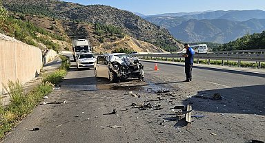 Kamyona arkadan çarpan otomobilin sürücüsü ile oğlu yaralandı
