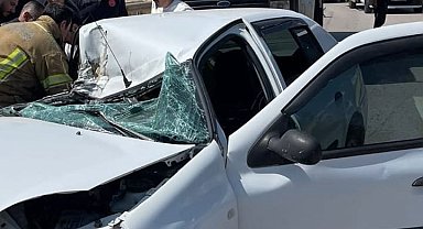 Kamyona çarpan otomobilin sürücüsü ile 16 yaşındaki oğlu yaralandı