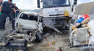 Kamyonla çarpışan kamyonet ikiye ayrıldı: 3 ölü, 2 yaralı