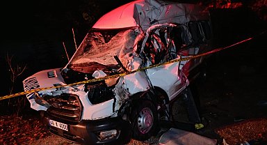Kamyonla minibüs çarpıştı: 1 ölü, 2 yaralı