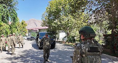 Kara Kuvvetleri Komutanı Bayraktaroğlu, hudut hattı ve sınır ötesinde incelemelerde bulundu