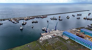 Karadeniz'de fırtına; balıkçı tekneleri limana sığındı