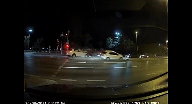 Kartal'da, kırmızı ışıkta geçen otomobilin 2 araca çarptığı kaza kamerada; 3 yaralı