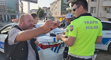 Kasksız yakalanan motosikletli: Bana ceza yazmayın, alo desem 10 kask gelir