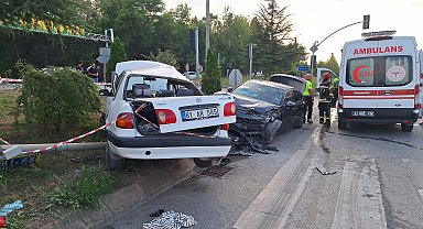 Kavşakta 2 otomobil çarpıştı: 3 yaralı