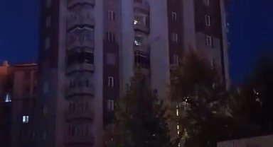 Kayseri'de 13 katlı binanın çatısında çıkan yangın korkuttu