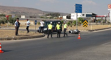 Kilis'te otomobille çarpışan motosikletteki 2 kişi yaralandı