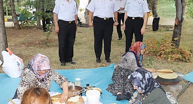 Kırıkkale'de şehit anneleri askerlere gözleme yaptı