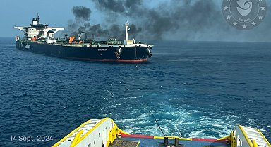 Kızıldeniz'de yanan tankere kurtarma operasyonu