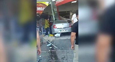 Kontrolden çıkan otomobil, markete girdi