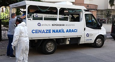 Kötü koku ihbarına gelen polis, dairede cansız bedenini buldu