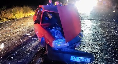 Kütahya'da iki otomobil kafa kafaya çarpıştı: 1 ölü, 1 yaralı