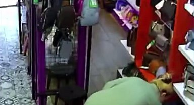 Mağazadan çanta hırsızlığı kamerada