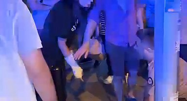 Mahalle bekçisi, kolundan bıçaklayan genç kızı tabanca ile ayağından vurdu