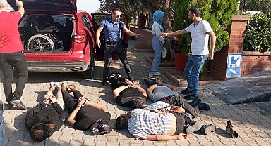 Manisa'da çalıntı otomobilden 2'si bagajda 9 kaçak göçmen çıktı