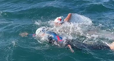 Manş Denizi'nde 8 saat yüzen otizmli Tuna'ya olumsuz hava koşulu engeli