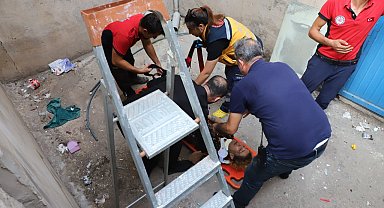 Mersin'de 3'üncü kattan düşen kadın ağır yaralandı