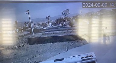 Minibüs ile hafif ticari aracın çarpıştığı kaza kamerada