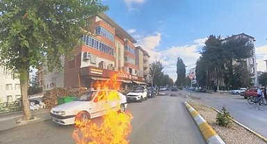 Motosiklet seyir halindeyken alev aldı; o anlar kask kamerasında