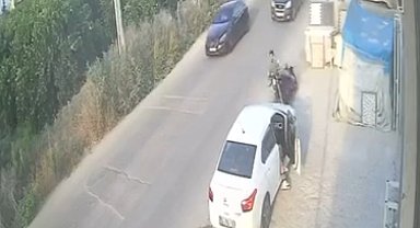 Motosikletin park halindeki otomobile çarptığı kaza kamerada