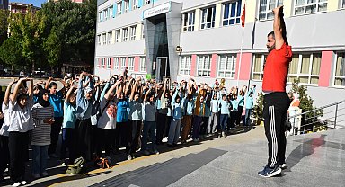 Müzik eşliğinde her sabah spor yaparak derse giriyorlar