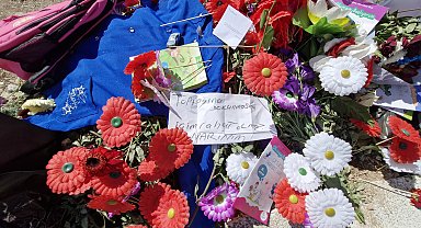 Narin'in kabri başında dua edip, oyuncak bırakıyorlar