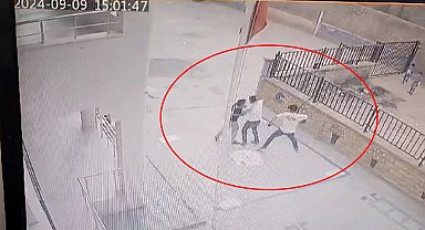 Nöbetçi öğretmen, 'kapı açma' tartışmasında biri boksör iki kardeş tarafından darbedildi; o anlar kamerada