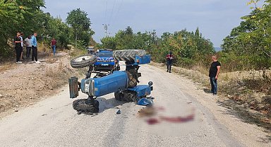Oğlunun kullandığı traktörün altında kaldı