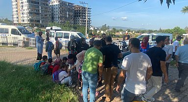 Okul servisiyle otomobil çarpıştı: 11 öğrenci yaralı