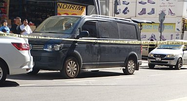 Önce husumetlisine, ardından babasının minibüsüne ateş açtı