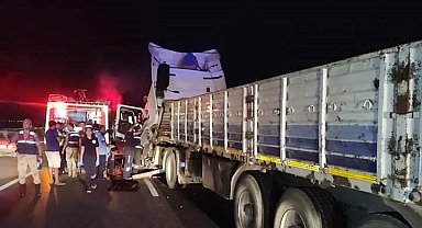 Önündeki TIR'a çarpan TIR'ın sürücü öldü