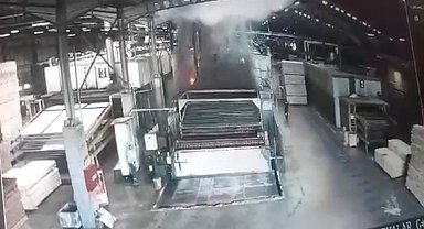 Orman ürünleri fabrikasında çıkan yangın kamerada