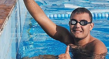 Otizmli yüzücü Tuna, Manş Denizi'ni geçmek için yola çıkıyor