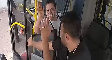 Otobüsü şoförü, yanlış araca binen anne ile Down sendromlu kızını evine bıraktı