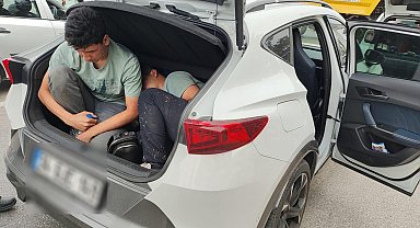 Otomobil bagajı ile minibüste 22 kaçak göçmen yakalandı,1 organizatör tutuklandı