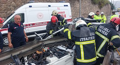 Otomobil bariyerlere çarptı; 1 ölü, 2 yaralı