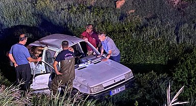 Otomobil, dere yatağına devrildi: 2 yaralı