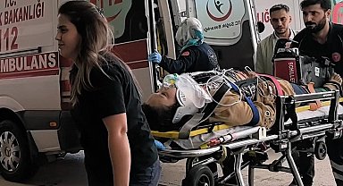 Otomobil ile hafif ticari araç kafa kafaya çarpıştı: 1 ölü, 7 yaralı