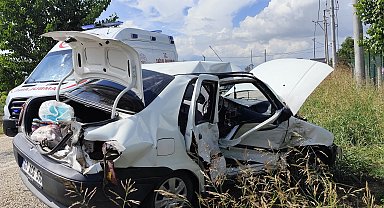 Otomobil ile hafif ticari araç kafa kafaya çarpıştı: 4'ü çocuk, 8 yaralı