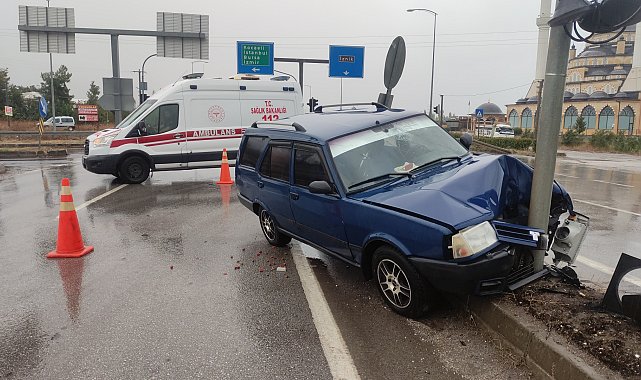 Otomobil, refüjdeki trafik lambası direğine çarptı; 1 yaralı