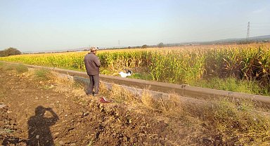 Otomobil tarlaya devrildi: Anne-kız öldü