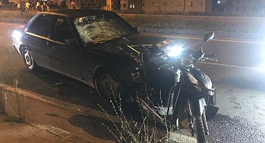 Otomobilin çarptığı motosikletteki kadın öldü
