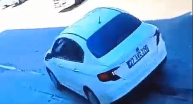 Otomobille çarptığı köpeğin üzerinden geçti, gözaltına alındı; olay kamerada