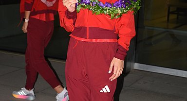 Paris'te rekor kıran Aysel Önder'e İzmir'de çiçekli karşılama