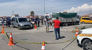 Pazarcı akrabaların silahlı yer kavgası; 1'i müşteri, 4 yaralı