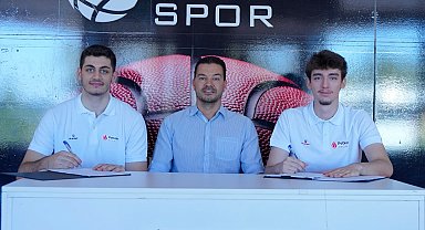 Petkimspor gençlerini profesyonel yaptı