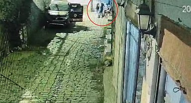 Polis memuruna bıçakla saldırıp, yaraladı; o anlar kamerada