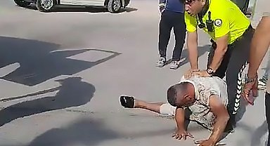 Polise direnip, ateşe verdiği minibüse kendini kilitledi